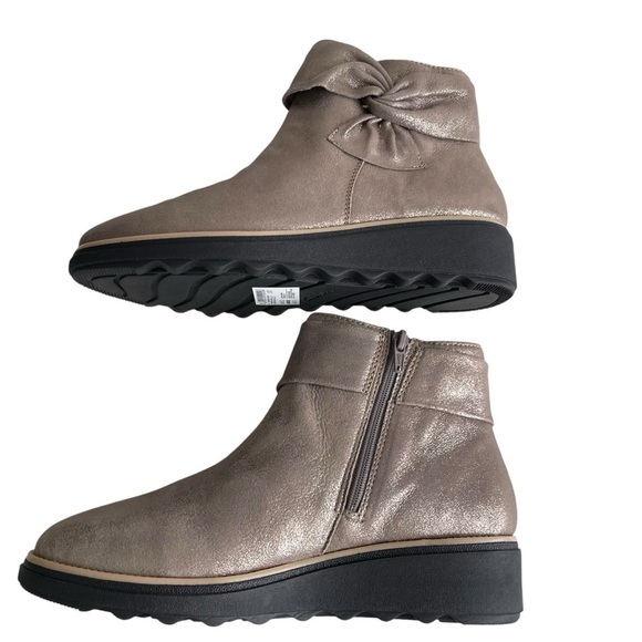 Clarks Sharon Salon Pewter Metallic Ankle Bbots Women’s Size 8W Bow Casual - Picture 5 of 10